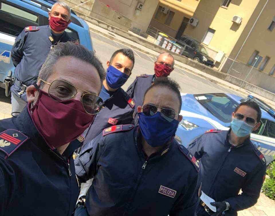 Poliziotti in strada per i controlli pasquali. Il selfie ad inizio turno