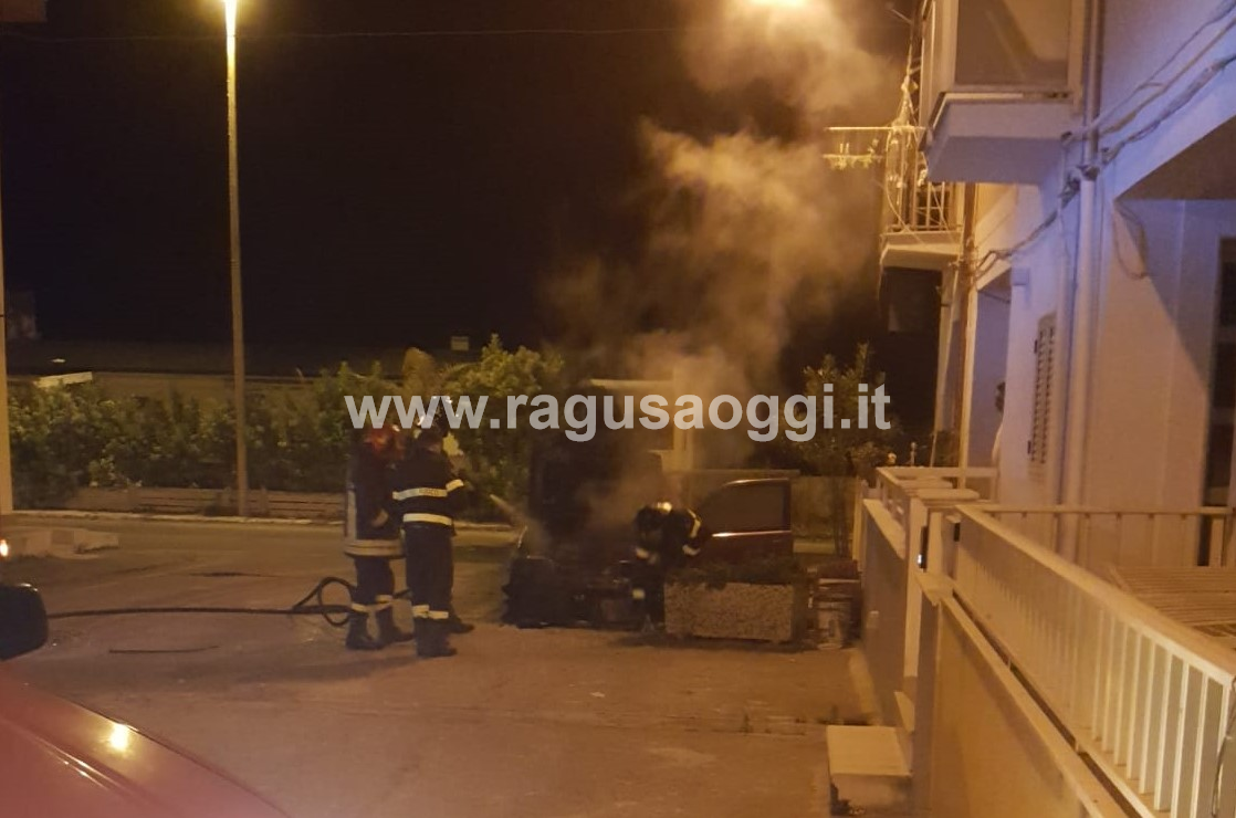 A fuoco un’auto, nella notte, a Scoglitti