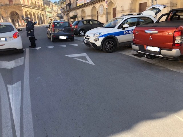 Furto e danneggiamento di telecamere, denunciati modicano e sciclitano
