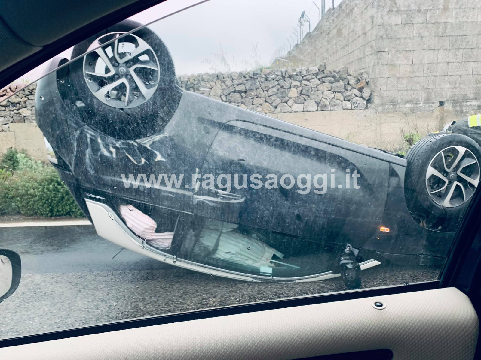 Incidente, auto capovolta sulla strada per Marina di Ragusa. FOTO
