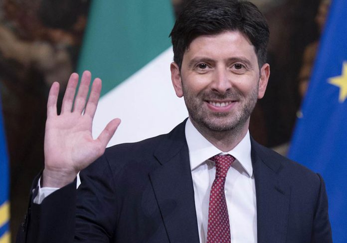 Speranza: “In Italia la quarta dose sarà priorità per i fragili”