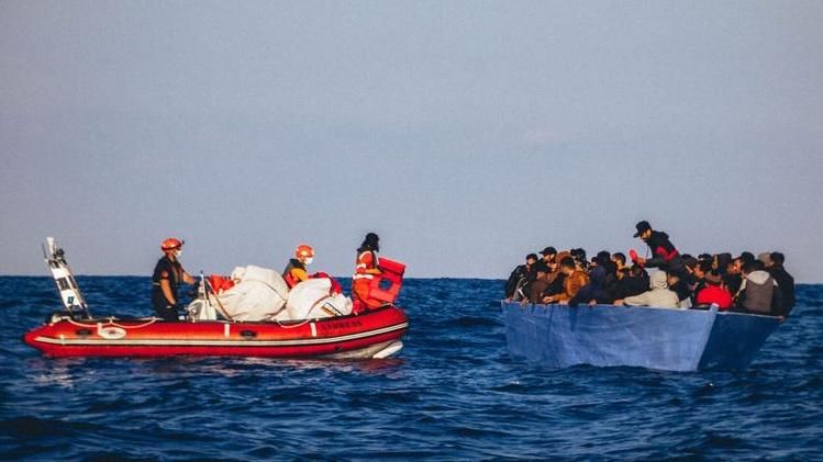 “L’Italia non è più un porto sicuro”. Firmato decreto. “Migranti da portare nei paesi delle navi che li soccorrono”