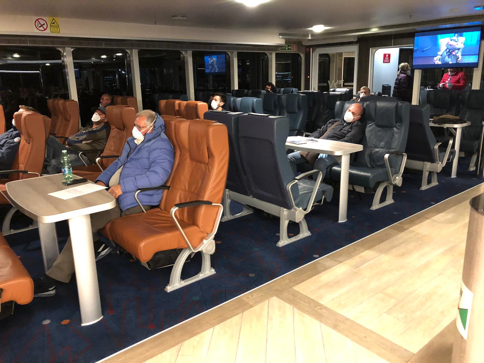 Sbarco a Pozzallo dei siciliani provenienti da Malta: si è svolto con regolarità e sotto stretto controllo sanitario.