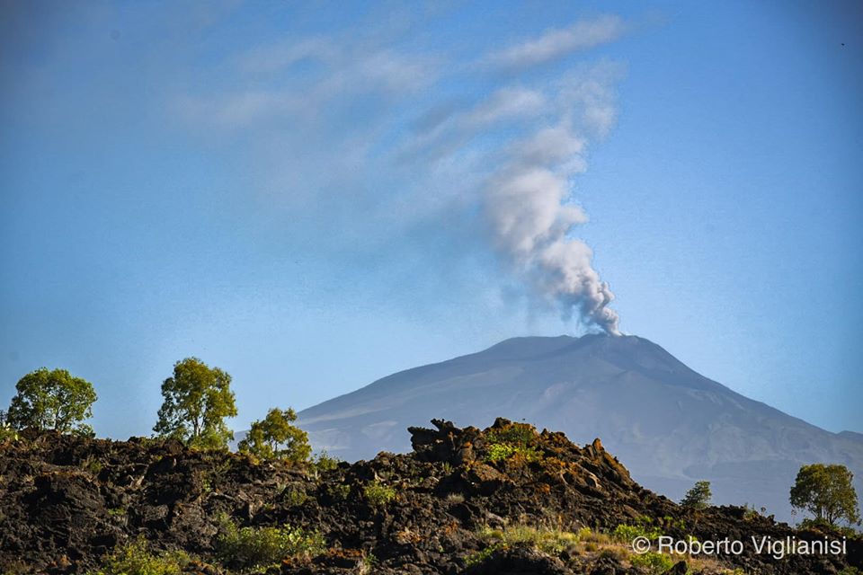 L’Etna torna a fumare, la cenere vulcanica raggiunge i 4500 metri d’altezza