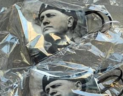 Chissà se avranno successo, ma intanto è polemica: in Veneto, le mascherine con Mussolini