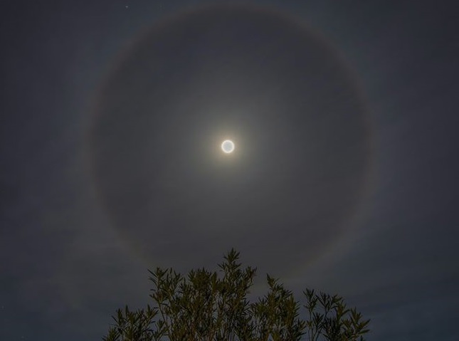 Quell’alone lunare così luminoso che ha sovrastato i cieli della provincia. Uno scatto di Marcella Giulia Pace