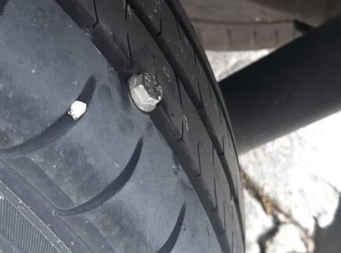 A Chiaramonte, c’è qualcuno che si diverte a forare le ruote con le viti d’acciaio