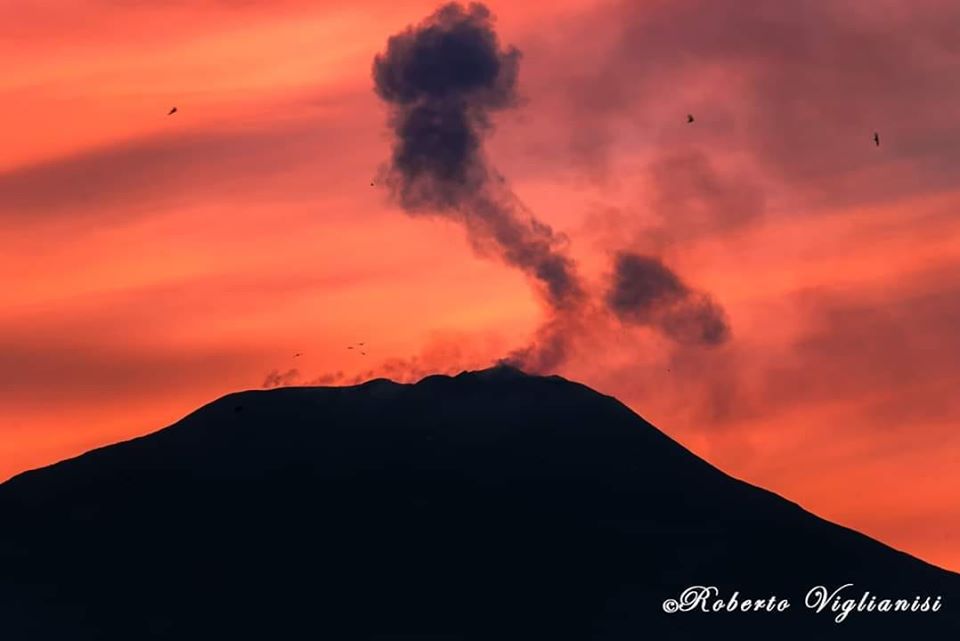 Dopo il cuore arriva la cenere: l’Etna torna a farsi sentire