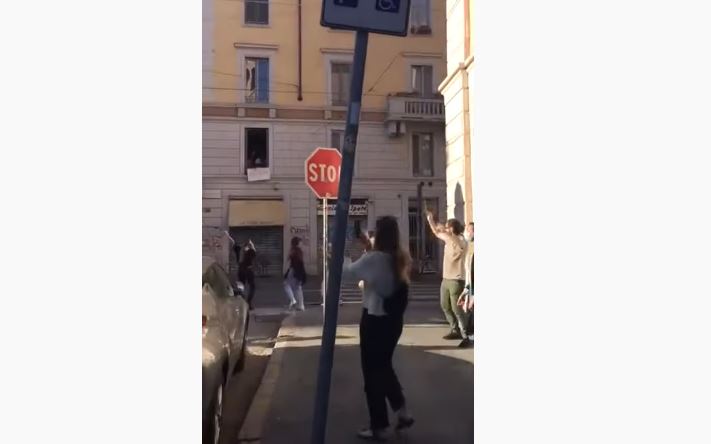Milanesi a briglie sciolte cantano e ballano in strada: così inizia da quelle parti la Fase2?