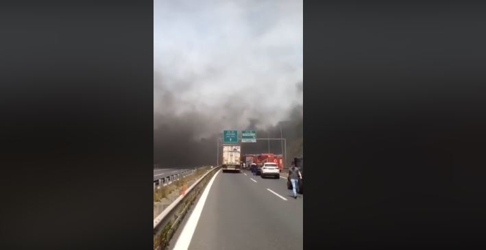 Camion in fiamme sulla tangenziale di Catania