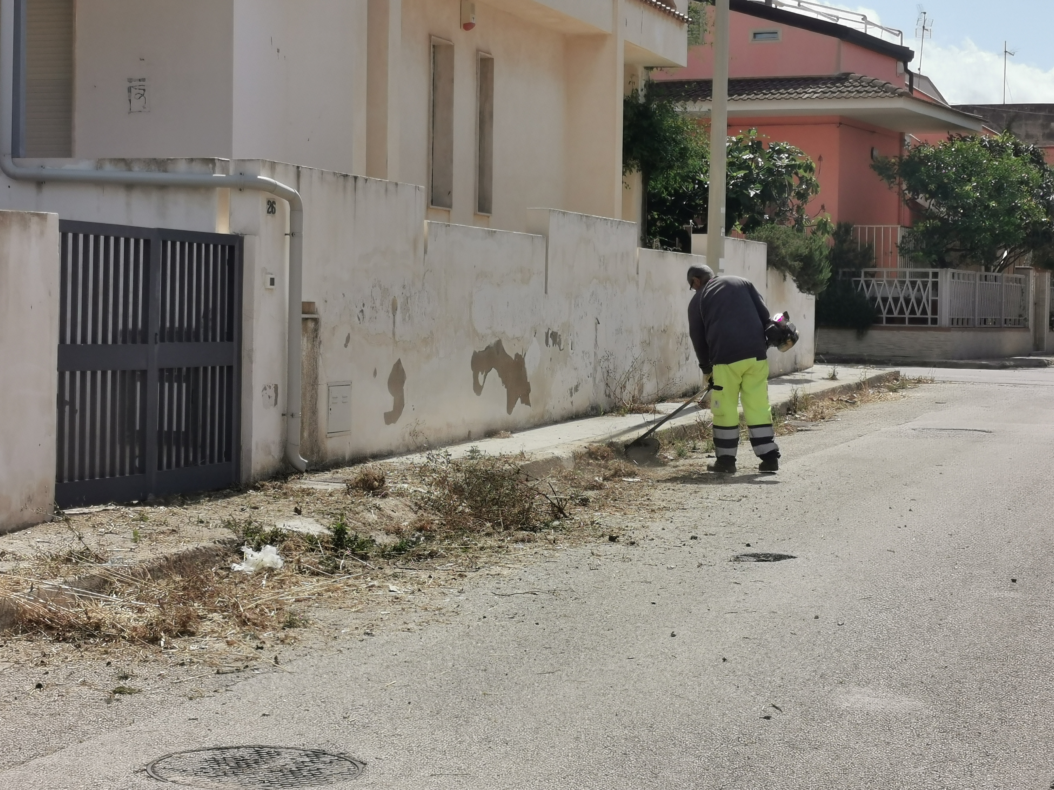 Lavori di pulizia e scerbatura anche a Caucana. Convocato a Santa Croce un vertice per il fenomeno delle “fumarole”