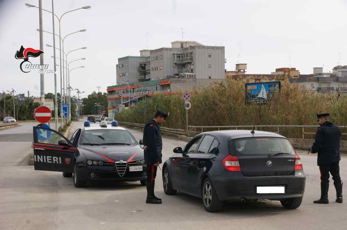 Villasmundo: chi voleva comprare dello street food e chi esce per fare una passeggiata con il cane. In auto
