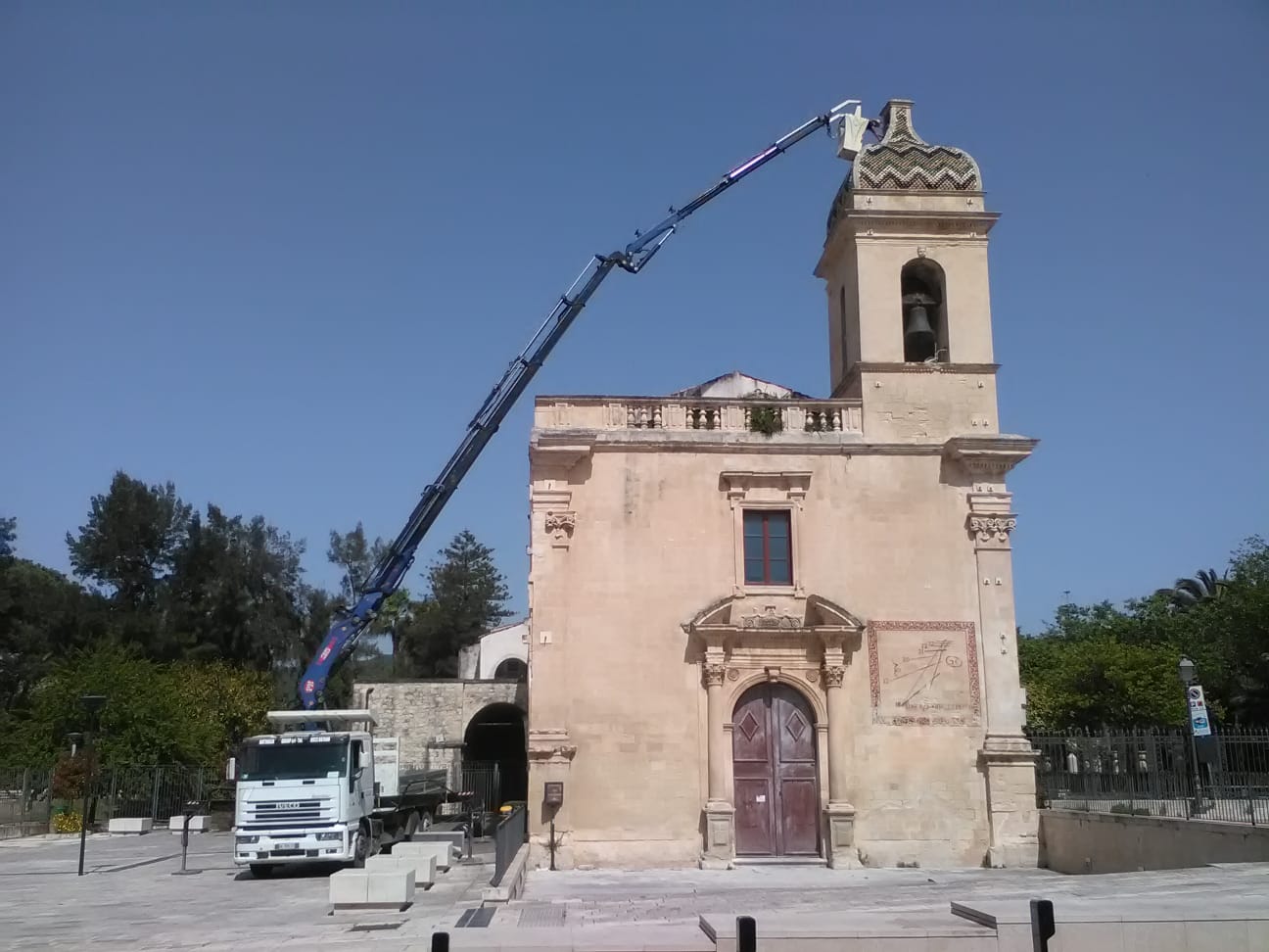 Ci voleva: tolte le erbacce dalle chiese di San Giacomo, San Vincenzo Ferreri e Immacolata di Ibla