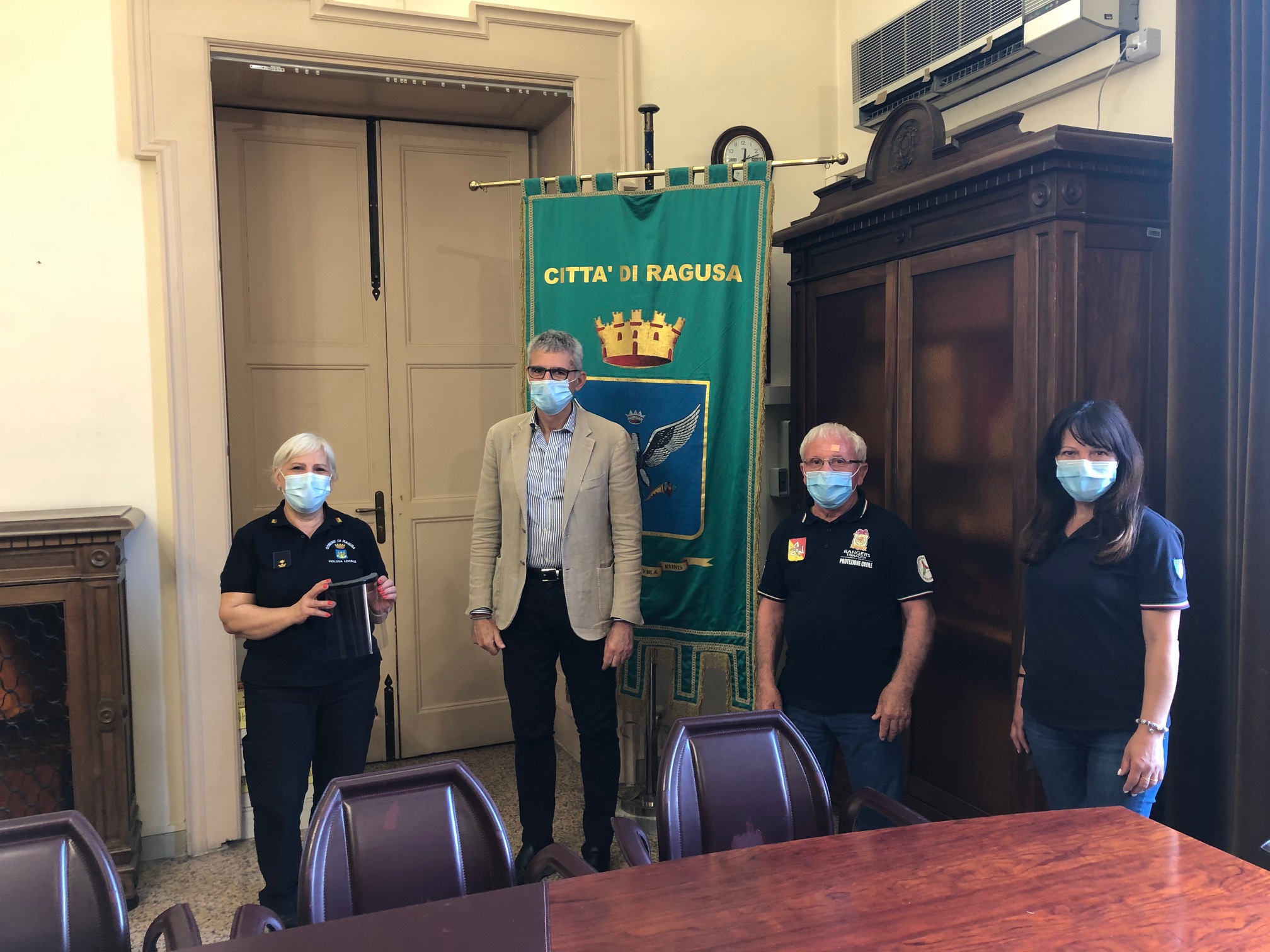 Dieci visiere protettive donate al Comune di Ragusa dall’associazione Rangers Trinacria