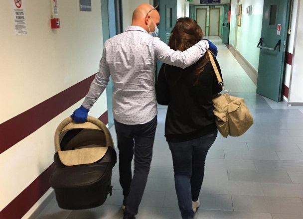 Partorisce ai tempi del Covid all’ospedale di Vittoria: “Grazie, per non avermi lasciata sola”