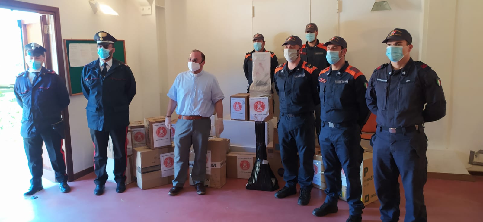 Il parroco di Ustica chiede generi alimentari per neonati, pannolini e mascherina. I volontari rispondono