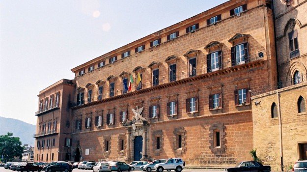 Parlamentari siciliani senza green pass rimandati a casa: vietato l’ingresso all’Ars