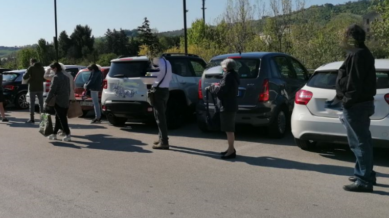 A Modica file chilometriche sotto il sole davanti agli uffici con orari dimezzati. Ha senso?
