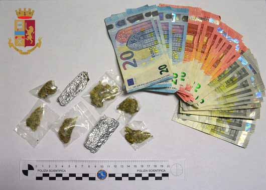 Ragusa: smerciavano droga ai minorenni nel parco vicino al City, arrestati due spacciatori