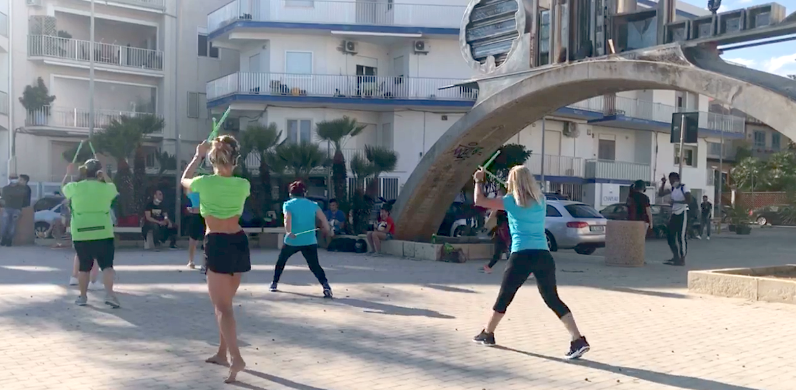 Non solo passeggiate. C’è chi fa sport in piazza a Marina di Ragusa. VIDEO