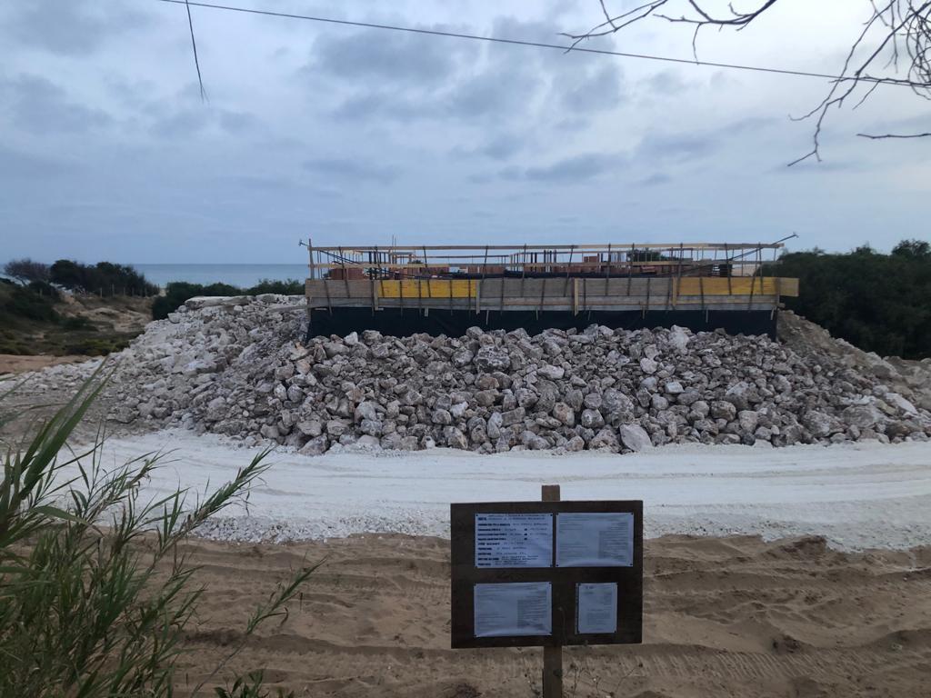Un cantiere sulla spiaggia di Sampieri. Sembra tutto in regola ma intanto spunta altro cemento. In allarme i residenti
