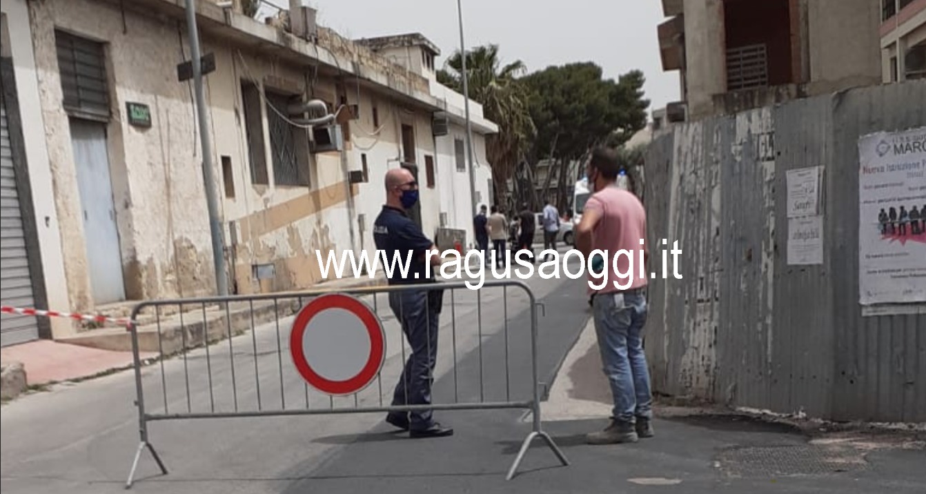 Tragedia a Vittoria: un uomo si da fuoco davanti al Commissariato. E’ morto