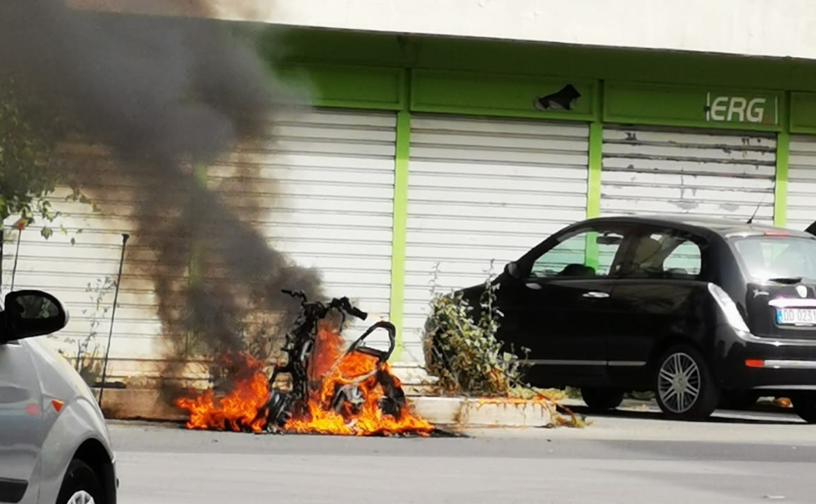 Comiso: a fuoco un motorino