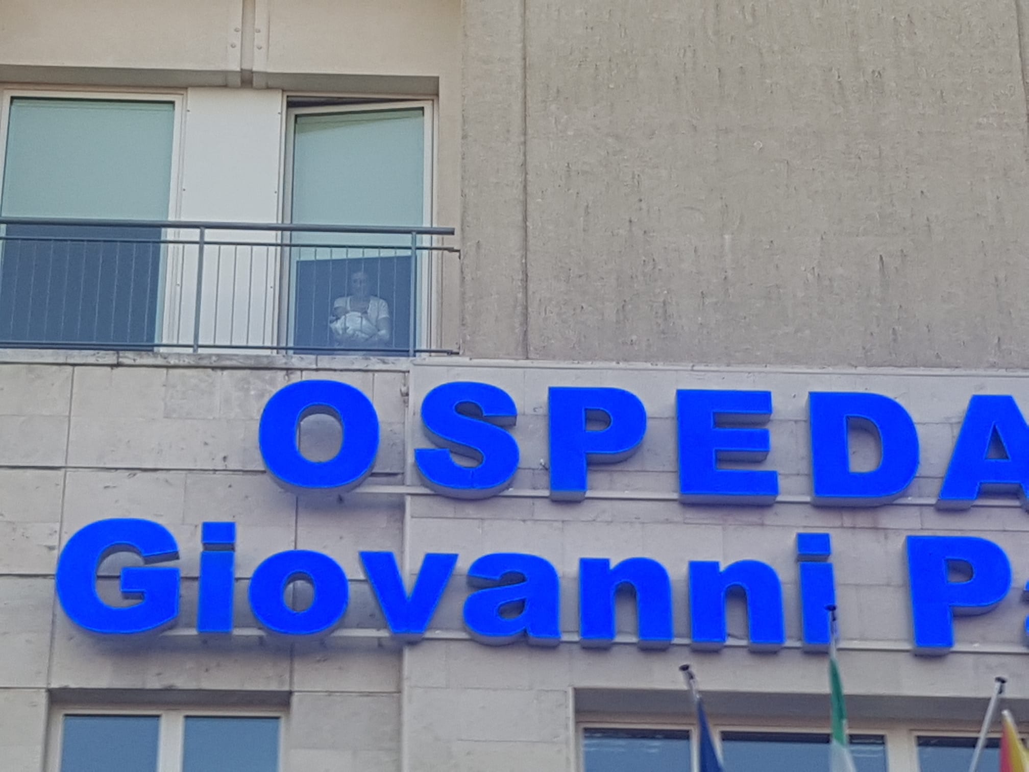 “Affacciati alla finestra amore mio”. Benvenuta Morena. E i parenti la guardano dalla finestra