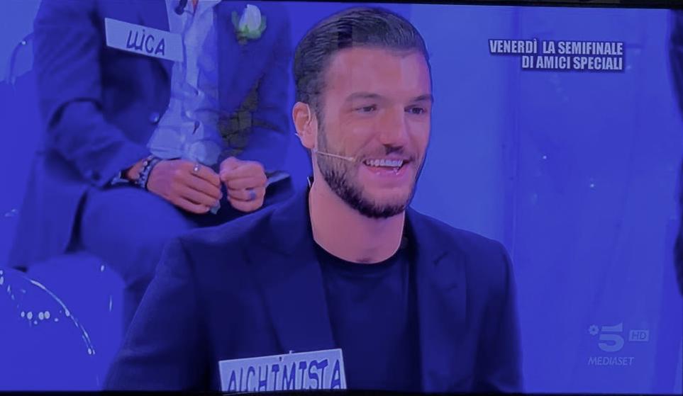Uomini e donne: l’Alchimista toglie la maschera e dice: “Ti direi di si”