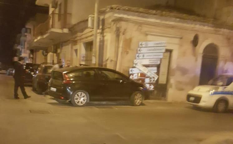 Scoglitti: auto si schianta contro la segnaletica