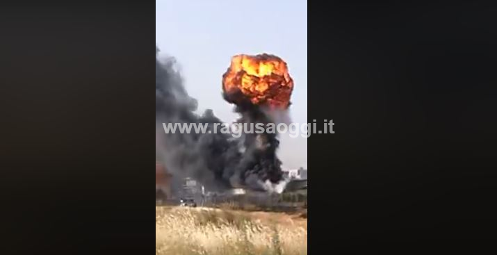 Acate: grosso incendio in un deposito di tubi in plastica per l’agricoltura. VIDEO e FOTO