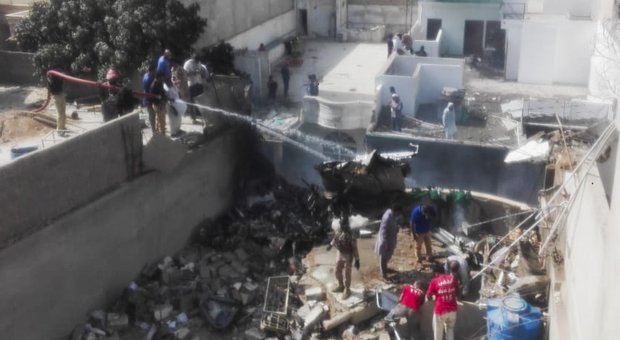 Disastro aereo, Airbus si schianta con 100 persone a bordo in Pakistan. VIDEO