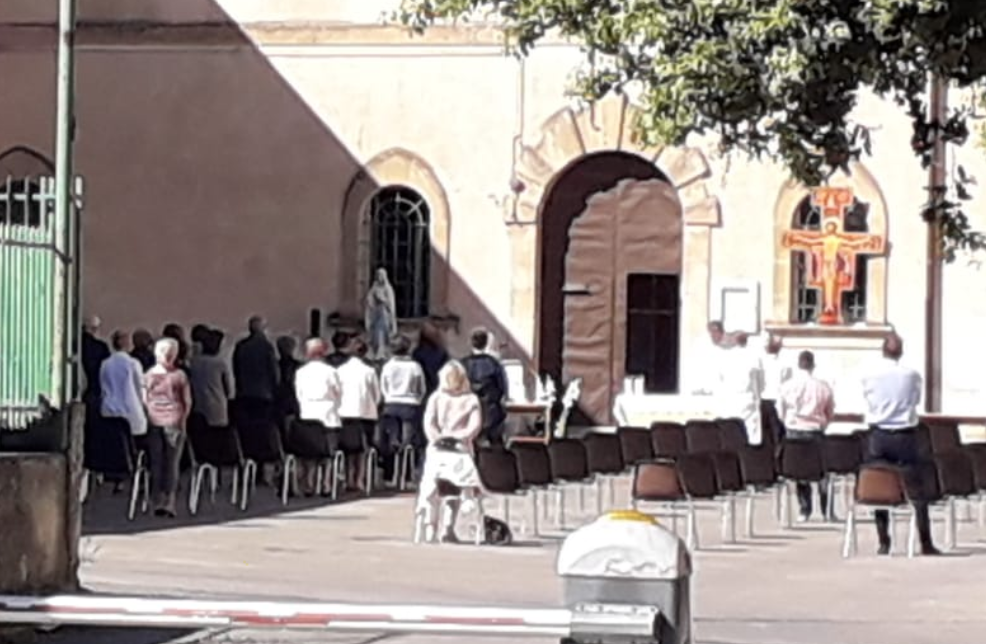 Messa all’aperto e sedie in fila indiana. A Ragusa così si riportano i fedeli in chiesa