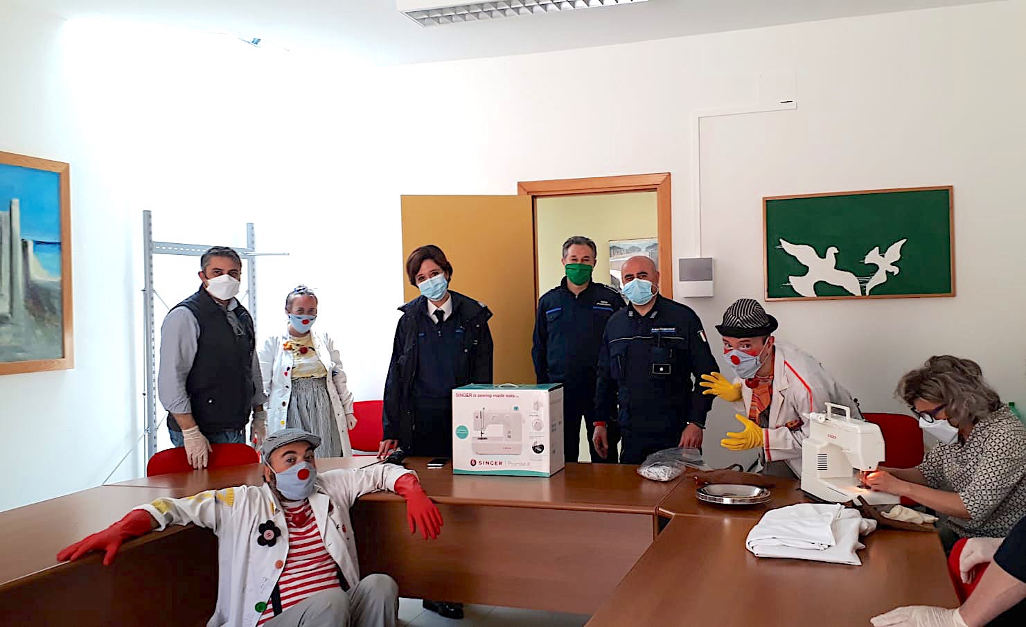 Mascherine della solidarietà: anche i detenuti del carcere di Ragusa cuciono mascherine da donare alla collettività per il progetto “Chiamata alle Arti” promosso dai clown dottori Ci Ridiamo Sù. FOTO