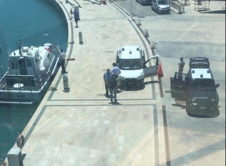 Il divertente autogol del Movimento 5 Stelle di Ragusa: “Ci sono i clandestini al porto. Anzi no”
