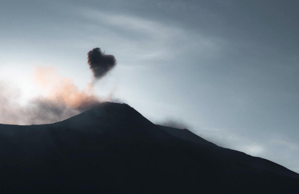 Dall’Etna, una nuvola a forma di cuore