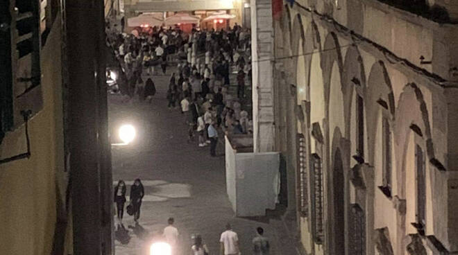 Assembramenti? Arriva il bando per un nuovo lavoro: assistenti civici. Si occuperanno del distanziamento