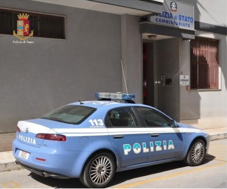 Danneggia porta abitazione privata e aggredisce abitante e poliziotto. Arrestato comisano