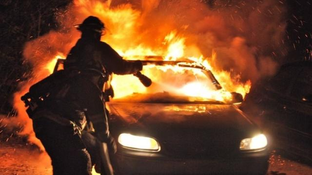 Auto in fiamme a Ragusa. Intervento dei vigili del fuoco