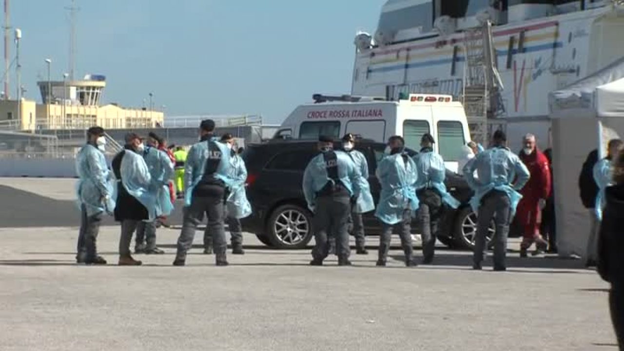 I migranti  in quarantena ospitati in navi da crociera. E’ l’inizio di un nuovo business?