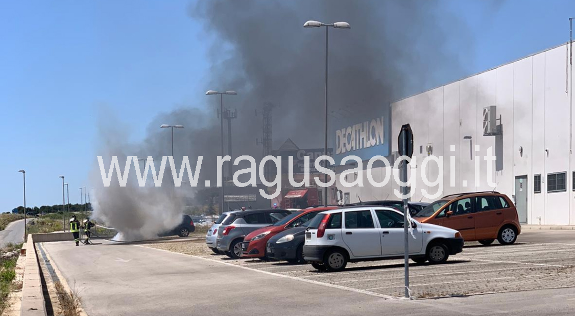 Incendio auto nel parcheggio del Decathlon Ragusa