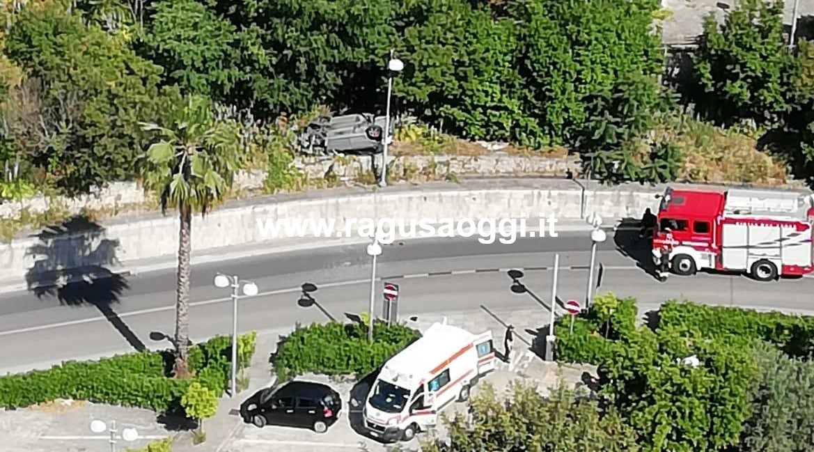 Incidente alla circonvallazione di Ibla, auto precipita e cappotta