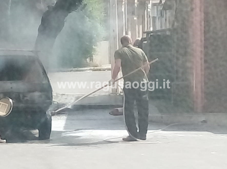 Vittoria: poteva finire male. Vigile del fuoco libero dal servizio spegna auto in fiamme. Ha ricevuto un encomio