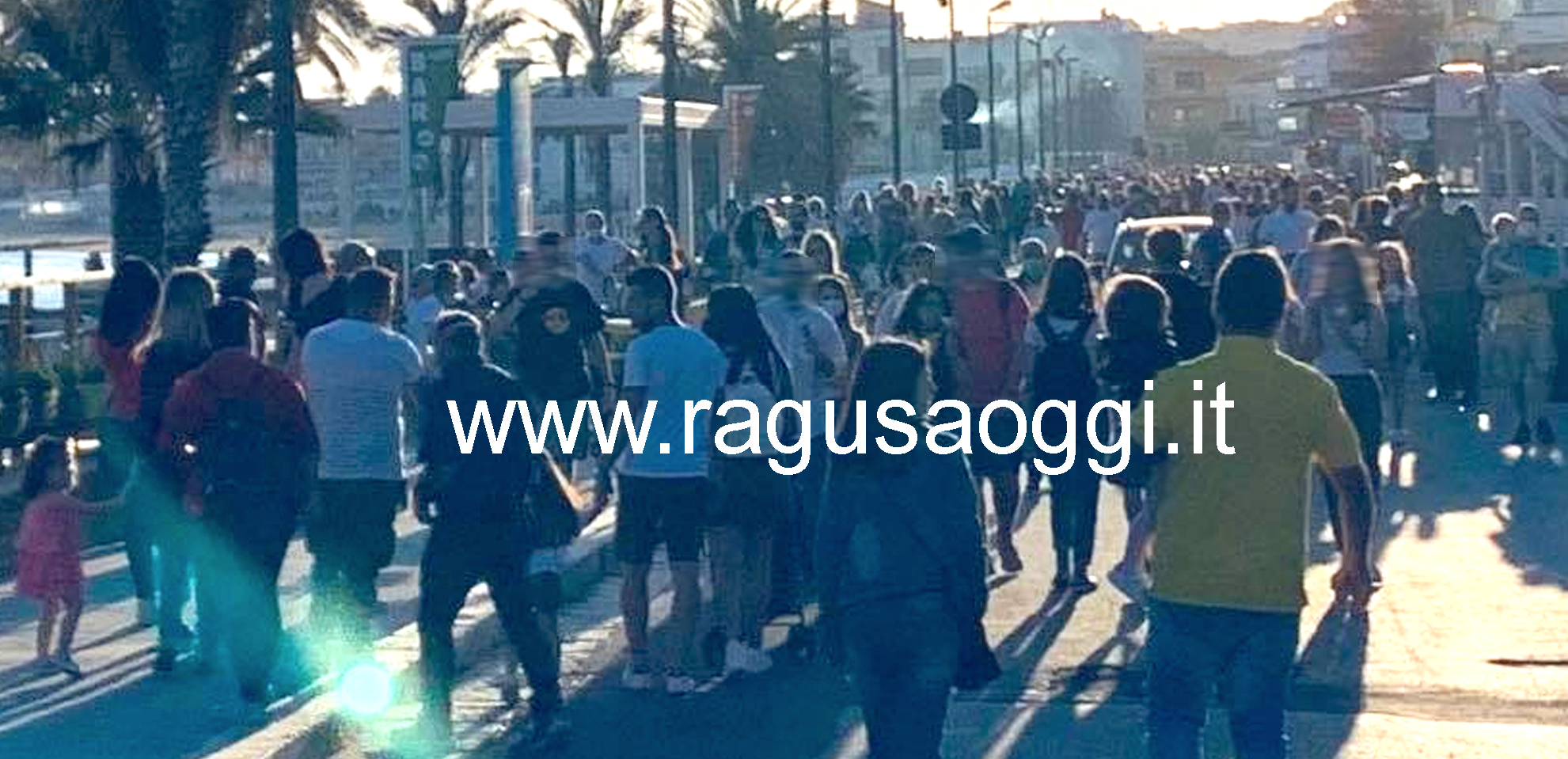 Qui Marina di Ragusa. Seduti e a passeggio sul lungomare come in estate
