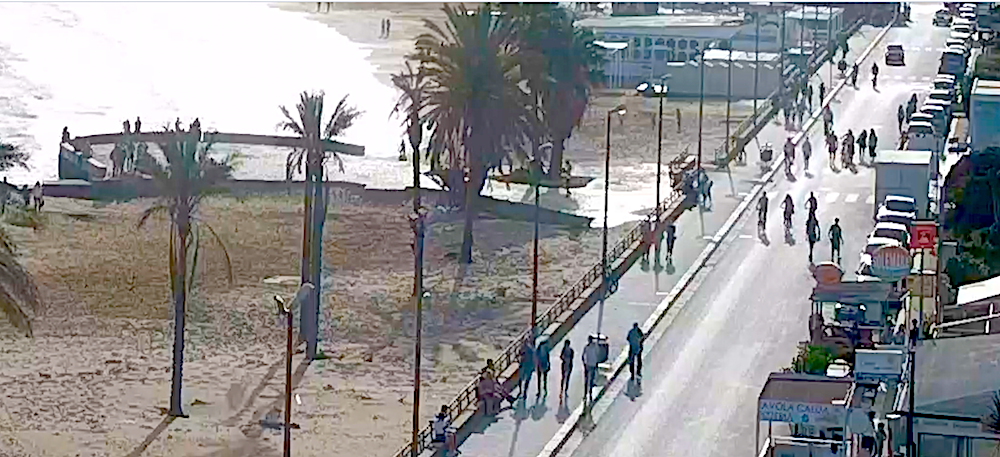 A Marina di Ragusa in spiaggia e lungomare tra chi ha le mascherine e chi non rispetta le regole del distanziamento sociale