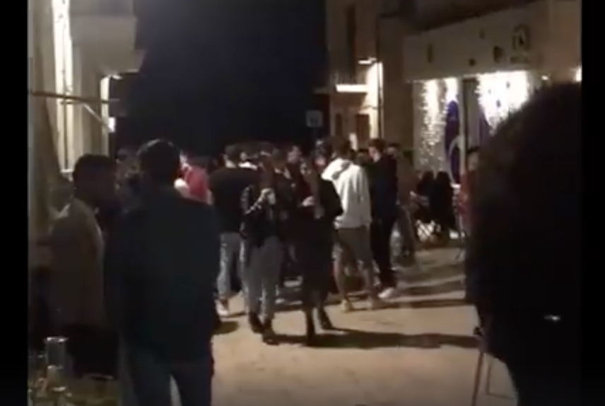 Movida, manco è iniziata è già fuori regola a Marina di Ragusa. Sindaco promette chiusure se continua così