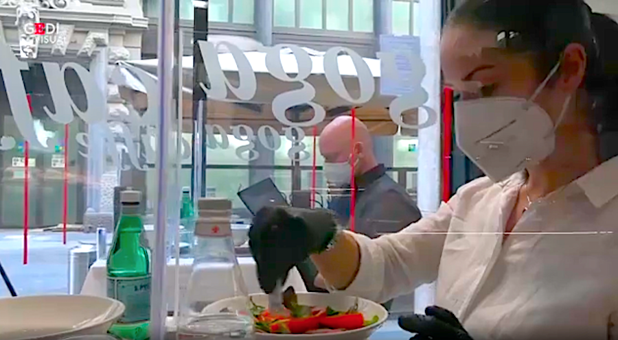 Ristoranti col plexiglass, mangeremo così. Ecco il test VIDEO