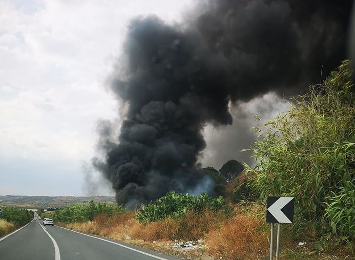 Vasto incendio sulla S.S. 115 a due km dal bivio per Macconi. VIDEO