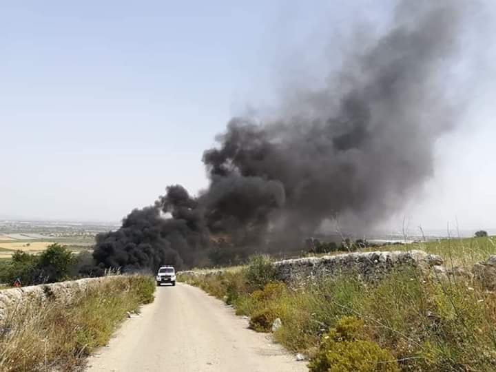 In fiamme discarica abusiva nella valle del’Ippari