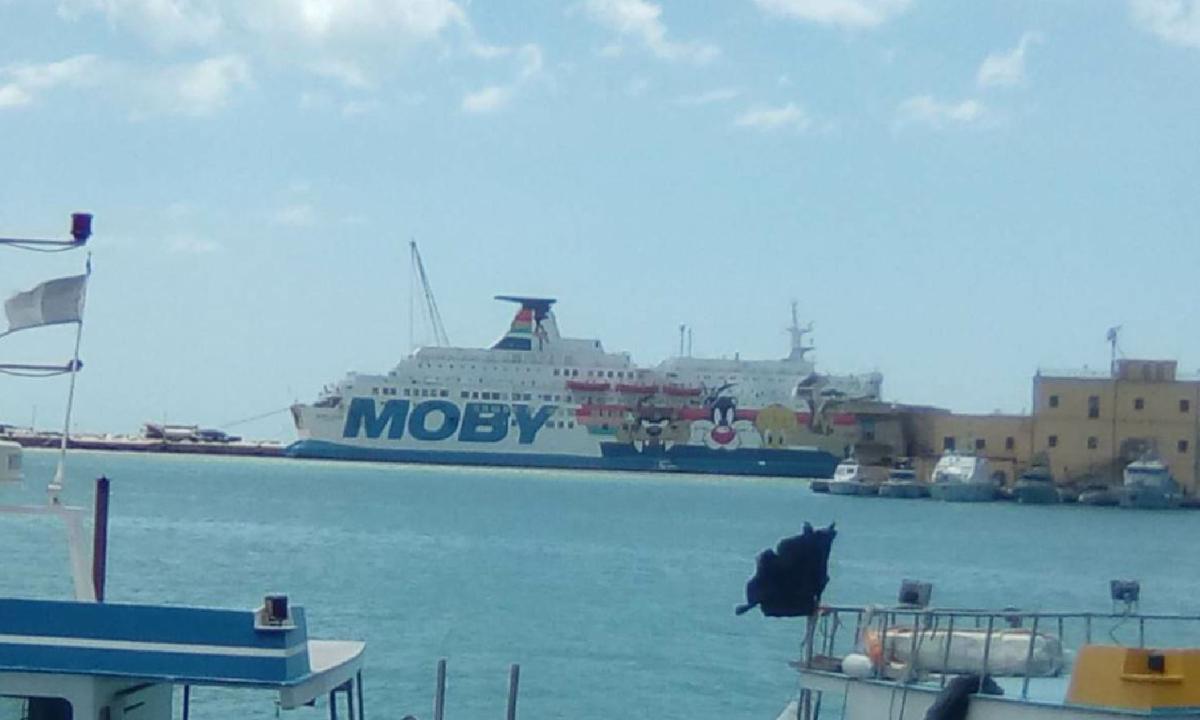 Navi quarantena a Lampedusa: serviranno per svuotare l’HotSpot